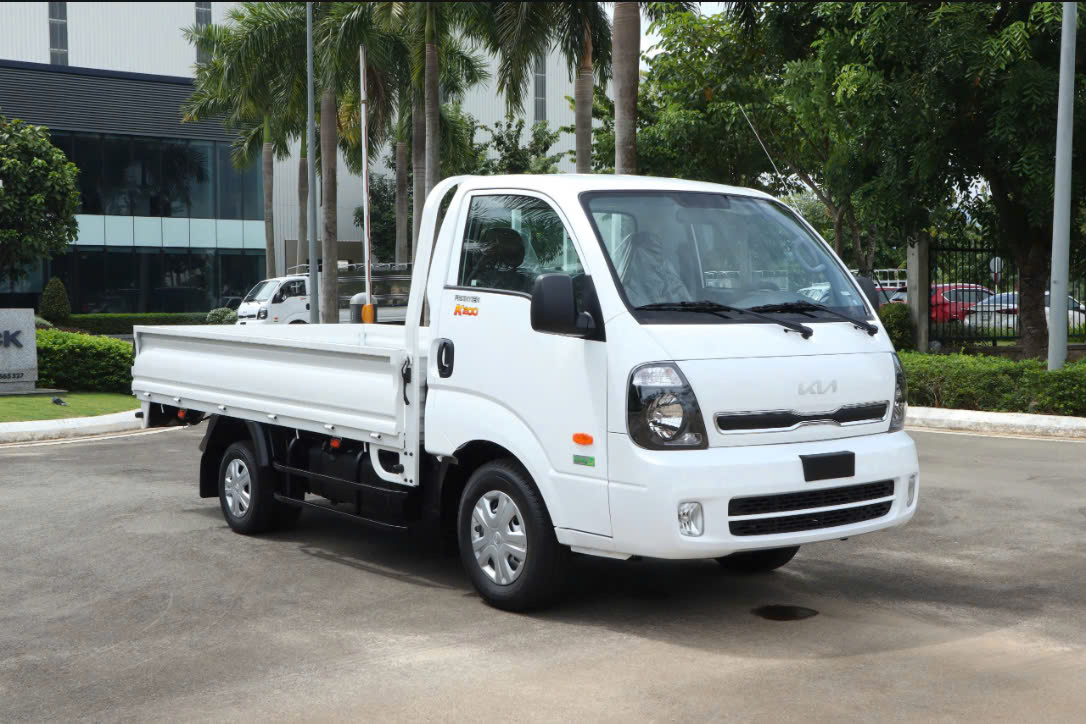 XE TẢI KIA K200 THÙNG LỬNG MÀU TRẮNG 1.900 KG